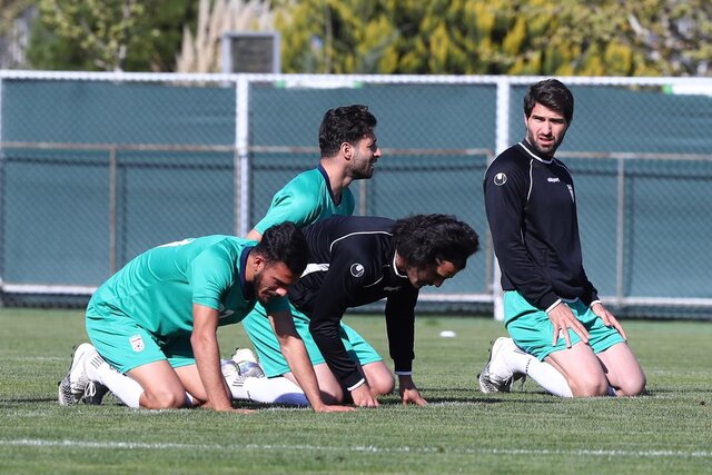 Ramin Rezaeian of Sepahan FC and Jafar Salmani of Esteghlal battle