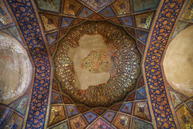 گچبری، مقرنسکاری،طلاکاری ونقاشی به سبک تذهیب سقف تالار اصلی عمارت چهلستون قرار دارد.