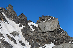 سنگ معروف به "سنگ تلویزیون" در مجاورت قله «کلاغ لانه» قرار گرفته است