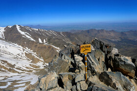 ارتفاع این قله "کلاغ لانه"، 3410 متر است و باید در زمستان به صورت فنی به آنجا صعود کرد. 