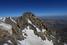 قله کلاغ لانه همدان در ارتفاعات الوند، یکی از زیباترین قله‌های کشور است که صعود به آن از چند راه در این فصل انجام می‌گیرد .