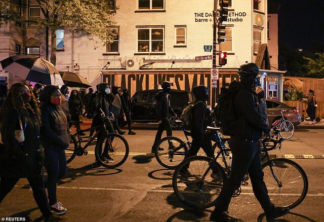اعتراض به عملکرد پلیس در شهرهای آمریکا ادامه دارد/ پلیس همچنان با خشونت سرکوب می‌کند