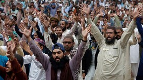 چالش برای عمران خان/ انتشار ویدیوهایی از حمایت سربازان پاکستان از معترضان ضد فرانسه