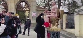 نمایش تندیس برهنه پوتین در پراگ توسط معترضان و طرفداران ناوالنی