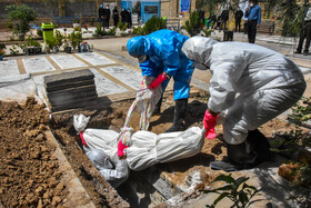 فوت شدگان کرونایی با رعایت شیوه نامه های بهداشتی و حضور حداقلی خانواده های عزادار در وادی السلام و امامزادگان استان سمنان دفن می شوند.