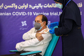 "امیر زرگر" در حال دریافت واکسن کووایران برکت