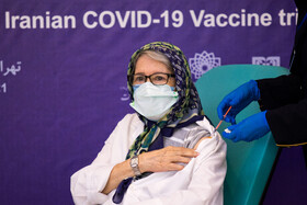 "مینو محرز" درحال دریافت واکسن کووایران برکت