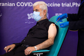 "حسینعلی شهریاری" در حال دریافت واکسن کووایران برکت