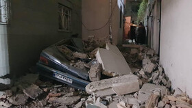 تخریب سه دستگاه خودرو در پی ریزش نمای ساختمان در محله حسن آباد زرگنده