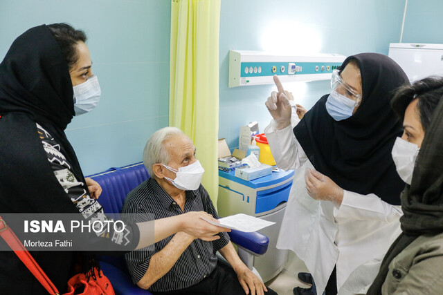 برای واکسیناسیون سالمندان نیاز به نام نویسی و مراجعه به مراکز جامع سلامت نیست