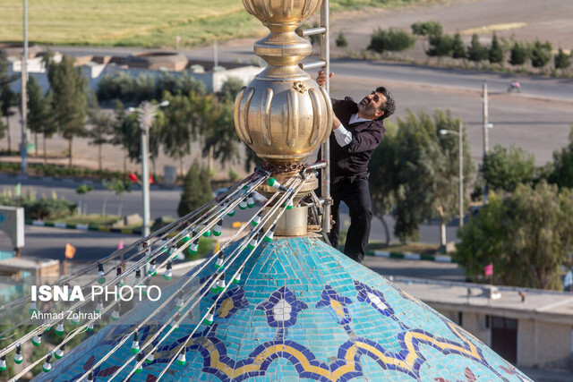 پرچم گنبد فیروزه ای مسجد مقدس جمکران تعویض شد