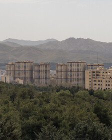 وجود بوستان‌های جنگلی محصور و حفاظت شده مانند بوستان یاس در شرق تهران، تا حدودی از تجاوز بیش از اندازه‌ی ساختمان‌ها به حریم طبیعت و جنگل‌ها جلوگیری کرده است. 