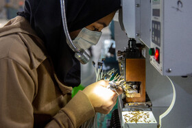 کارگر واحد تولید لامپ های ال ای دی و اس ام دی در شهرک سلفچگان قم