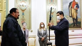 استیون سیگال به مادورو شمشیر سامورایی هدیه داد