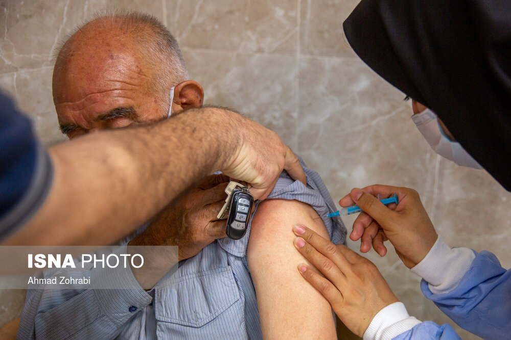 تزریق دُز بوستر واکسن کرونا در مراکز شبانه‌روزی نگهداری از سالمندان و معلولان