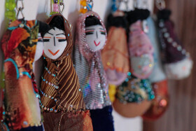 این عروسک‌ها در واقع فریادی هستند که سال‌ها خاموش شده بود، فریادی از هنر دستان زنان توانمند روستایی و فریاد فرهنگ‌های یک منطقه می باشد .هر کودک و زن این روستاها عروسکی می‌سازد و داستان زندگی‌اش را در قالب این عروسک روایت می‌کند.