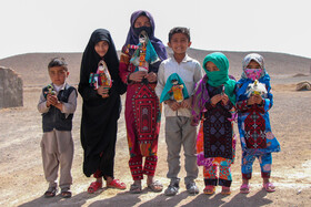 کودکان تاجمیری در کویر خشکی زندگی میکنند که شاید از بسیاری از آرزوهایشان و امکانات شهر دورند، اما معتقدند با ساخت عروسکها دوباره امید و آرزو به خانههایشان برگشته است. کودکان اینجا خودکفا تربیت میشوند.