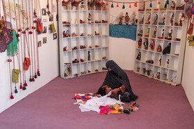 پارچههای استفاده شده در عروسکهای دوتوک، پارچههای فراموش شده در صندوقچه خانههاست که چون از گذشته به یادگار مانده طرح و نقش طبیعت و قدیم را برایت زنده میکند.