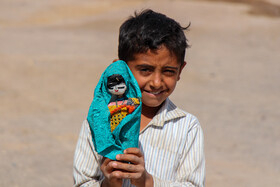 کودکان تاجمیری همراه پدر و مادرانشان در ساخت عروسک شریک میشوند و هریک طرحی بر عروسکش میزند و خاطرهها و آرزوهایشان را در پارچهای مینویسد و به لباس عروسک میدوزد به امید اینکه آرزوهایشان برآورده شود.