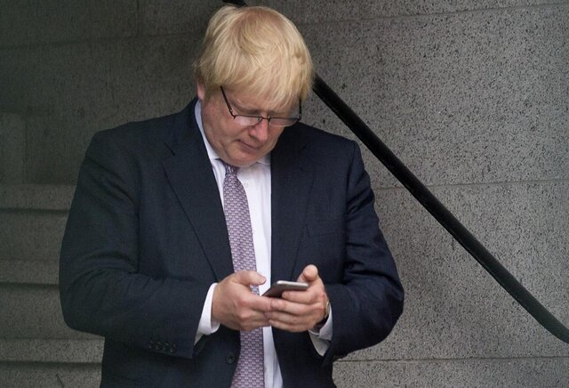 شماره تلفن‌ همراه نخست وزیر انگلیس ۱۵ سال در اینترنت در دسترس عموم بود