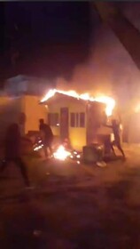 آتش‌افروزی معترضان عراقی در اطراف کنسولگری ایران در کربلا 