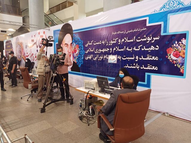 حاشیه های روز نخست ثبت نام/حضور  اولین وزیر سابق به وزارت کشور