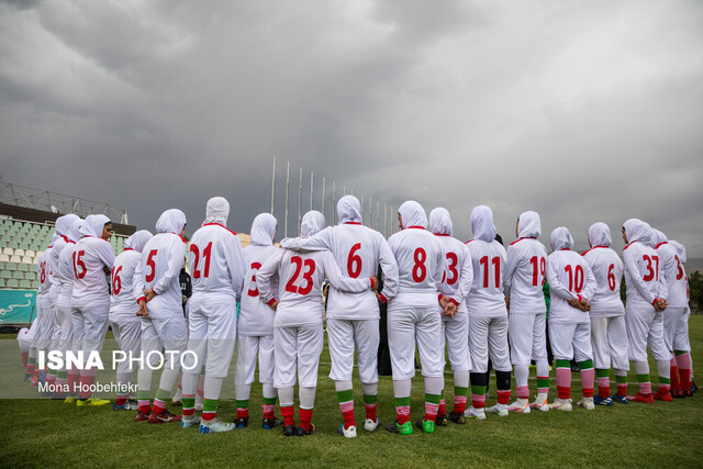 عکس آرشیوی است سرمربی فوتبال زنان ایران: به هیچ بازیکنی باج نمیدهم/ یک ماهه معجزه نمیشود