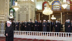 اسد نماز عید فطر را در مسجد اموی دمشق اقامه کرد