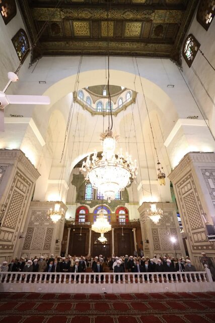 اسد نماز عید فطر را در مسجد اموی دمشق اقامه کرد