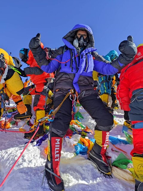 کوهنورد ایرانی بر فراز بام دنیا ایستاد + فیلم