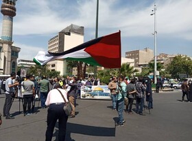 اهتزاز پرچم فلسطین در پی شکست رژیم صهیونیستی در تجمع مردمی در تهران