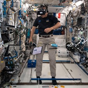 انجام آزمایش در فضا با هدست واقعیت مجازی
