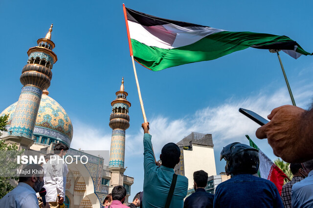 اهتزاز پرچم فلسطین در تجمع مردمی در تهران اهتزاز پرچم فلسطین در تجمع مردمی در تهران