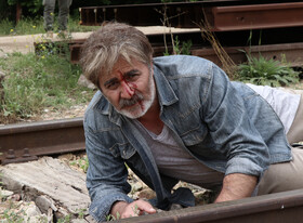 پدری که دست به دامن دخترش می‌شود