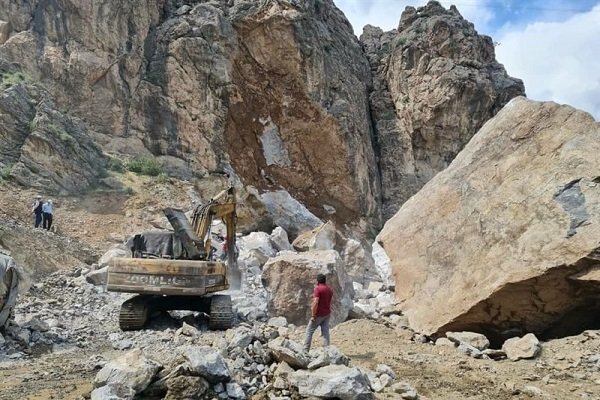 سقوط صخره در آزادراه تهران-شمال جان دو کارگر را گرفت