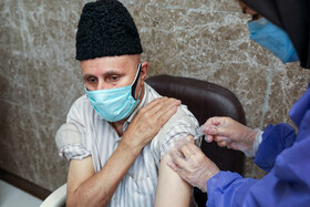 تزریق واکسن کرونا به سالمندان بالای ۷۵ سال در درمانگاه خیریه صاحب کوثر - تهرانسر