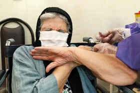 تزریق واکسن کرونا به سالمندان بالای ۷۵ سال در درمانگاه خیریه صاحب کوثر - تهرانسر