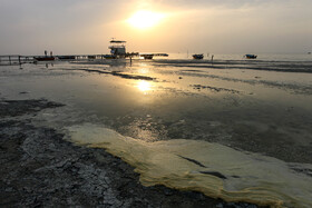 خشکسالی و عقب نشینی آب های خلیج گرگان از دریای خزر به فضایی آلوده، خشک و زننده ای  تبدیل شده است

