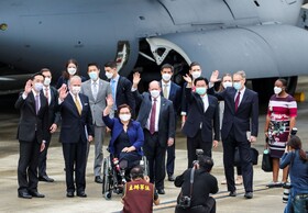 سفر سناتورهای آمریکایی به تایوان با یک هواپیمای نظامی و قول واکسن