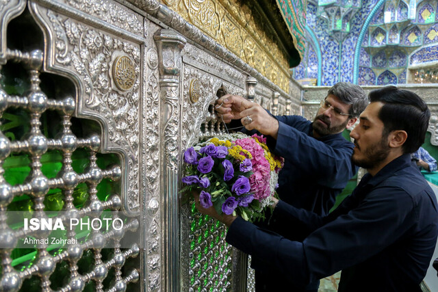 گل آرایی ضریح حضرت فاطمه معصومه(س)