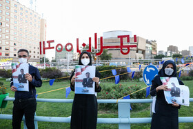 زنجیره انسانی جوانان اصلاح طلب در جهت حمایت از عبدالناصر همتی در میدان ولیعصر