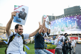 زنجیره انسانی جوانان اصلاح طلب در جهت حمایت از عبدالناصر همتی در میدان ولیعصر