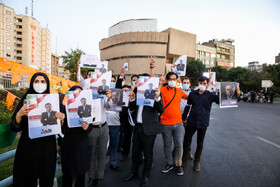 زنجیره انسانی جوانان اصلاح طلب در جهت حمایت از عبدالناصر همتی در میدان ولیعصر