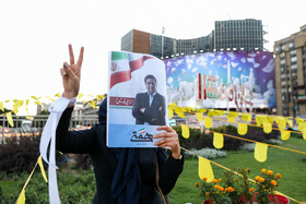 زنجیره انسانی جوانان اصلاح طلب در جهت حمایت از عبدالناصر همتی در میدان ولیعصر