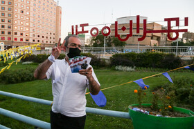 زنجیره انسانی جوانان اصلاح طلب در جهت حمایت از عبدالناصر همتی در میدان ولیعصر