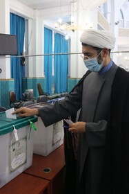 رئیس نهاد رهبری در دانشگاه‌های کشور رای خود را به صندوق انداخت