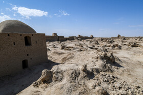 قلعه رستم در فاصله ۷۰ کیلومتری جاده اصلی زابل به زاهدان واقع شده است. این قلعه باشکوه که در منطقه حوض‌‌دار و کندرک بنا شده است مربوط به دوره سلجوقیان تا صوفیان است. اوج شکوفایی و رونق این قلعه را می‌توان به سلسله صفویان و زمان حکومت ملوک کیانی سیستانی نسبت داد. در اطراف این قلعه تاریخی چندین محوطه باستانی مربوط به دوره های پیش از اسلام کشف شده است.