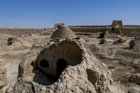 قلعه رستم در فاصله ۷۰ کیلومتری جاده اصلی زابل به زاهدان واقع شده است. این قلعه باشکوه که در منطقه حوض‌‌دار و کندرک بنا شده است مربوط به دوره سلجوقیان تا صوفیان است. اوج شکوفایی و رونق این قلعه را می‌توان به سلسله صفویان و زمان حکومت ملوک کیانی سیستانی نسبت داد. در اطراف این قلعه تاریخی چندین محوطه باستانی مربوط به دوره های پیش از اسلام کشف شده است.