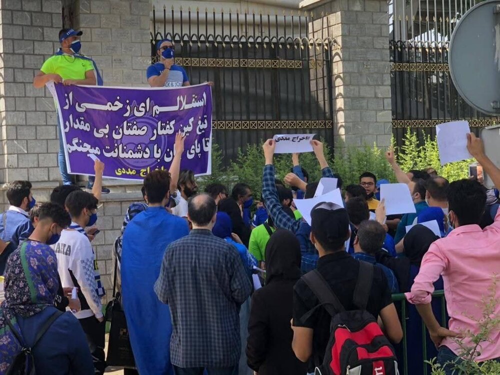 تجمع استقلالی‌ها مقابل مجلس/ هواداران شعار اخراج مددی سر دادند