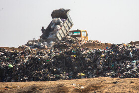 تخلیه زباله های شهر در محل دفن در سایت پسماند زباله شهری البرز قم